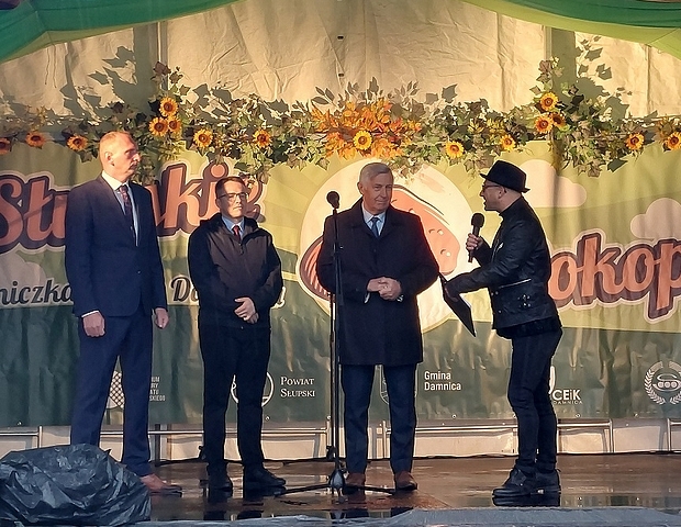 Oficjalne rozpoczęcie imprezy. Od prawej J. Kapiszka, G. Kiczmachowski, Z. Kołodziejski
