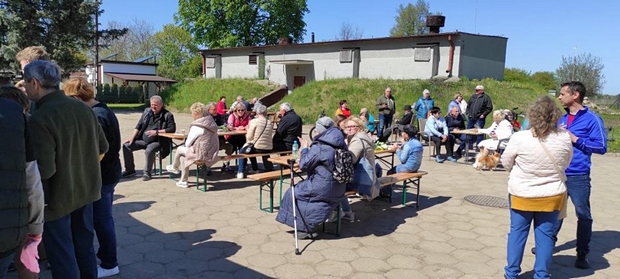 Uczestnicy w trakcie poczęstunku mogli dzielić się wrażeniami z wizytacji poletek tulipana i narcyza