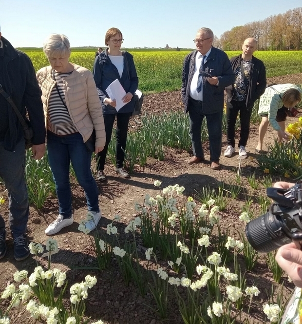 Prowadząca kolekcję Agnieszka Buńkowska zaprezentowała w sposób praktyczny wykonywanie wybranych obserwacji i pomiarów roślin kolekcji w okresie wegetacji