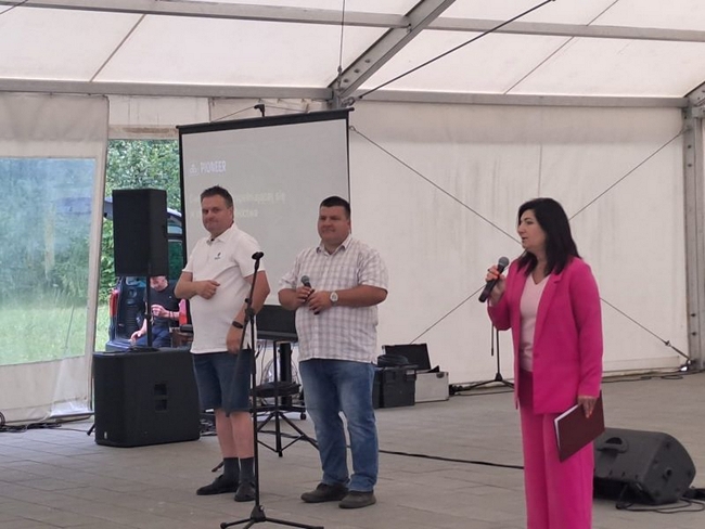 Przywitanie uczestników spotkania przez organizatorów Dnia Pola