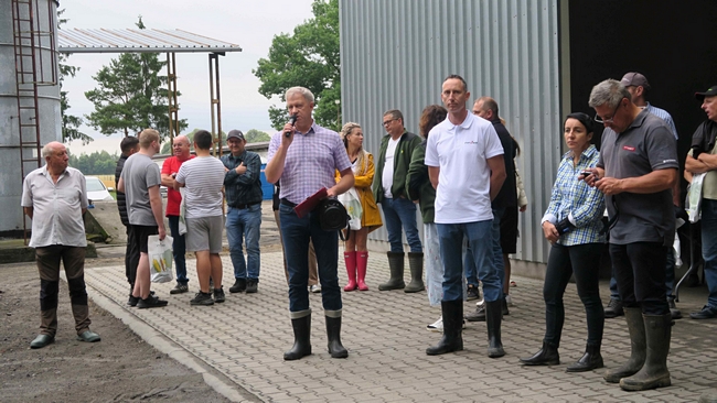 Przywitanie zgromadzonych gości przez  kierwonika ZDOO w Radostowie Grzegorza Czeholińskiego