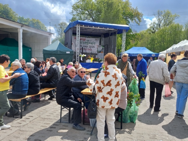 Biesiada pod sceną podczas targów kwiatowych.