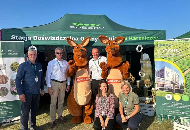 Maskotki Agro Show Bednary na stoisku COBORU