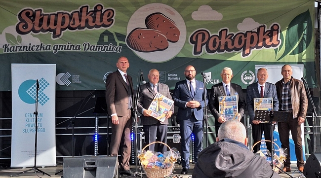 Wręczanie upominków pomysłodawcom Słupskich Pokopek.
