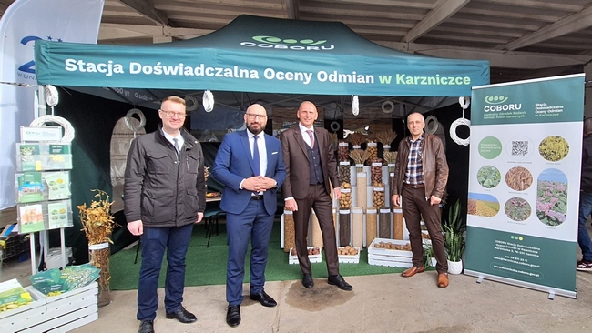 Gospodarze imprezy przy stoisku zorganizowanycm przez pracowników SDOO Karzniczka.
